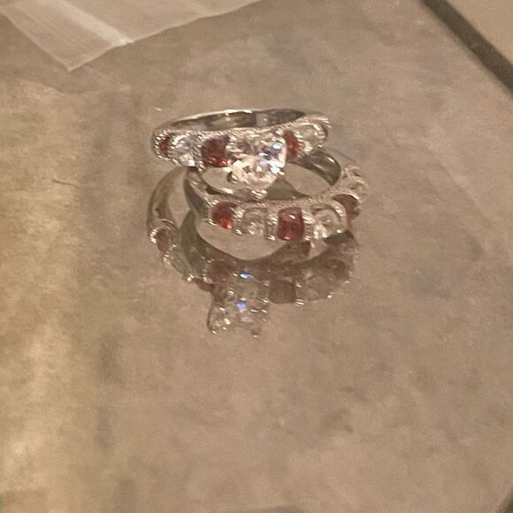 GORGEOUS RING Set with a Heart Crystal middle! - Picture 4 of 6